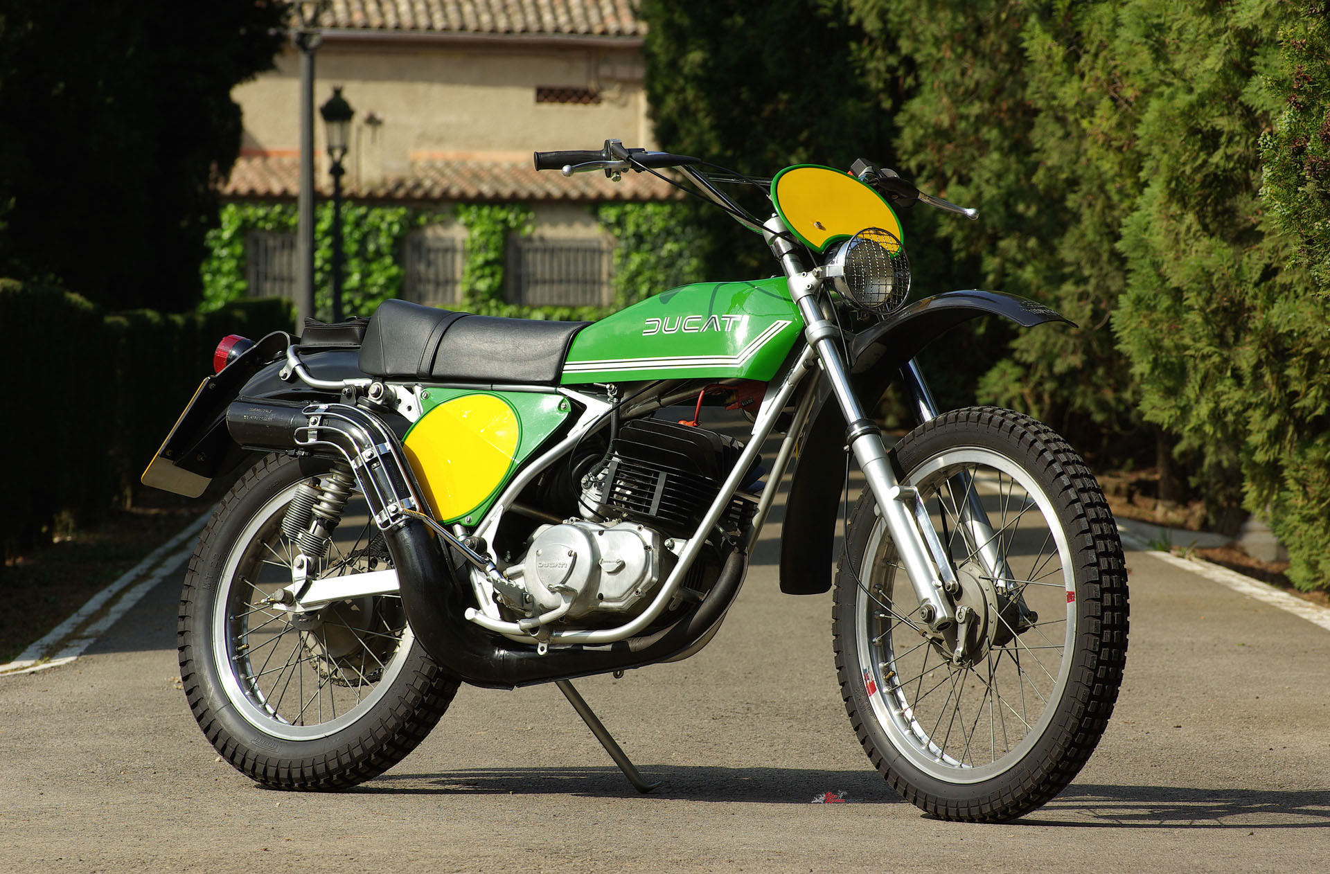 "3,846 examples were built from 1975 to 1979, which was also incidentally the first Ducati motorcycle to be built with a left-foot gearchange".