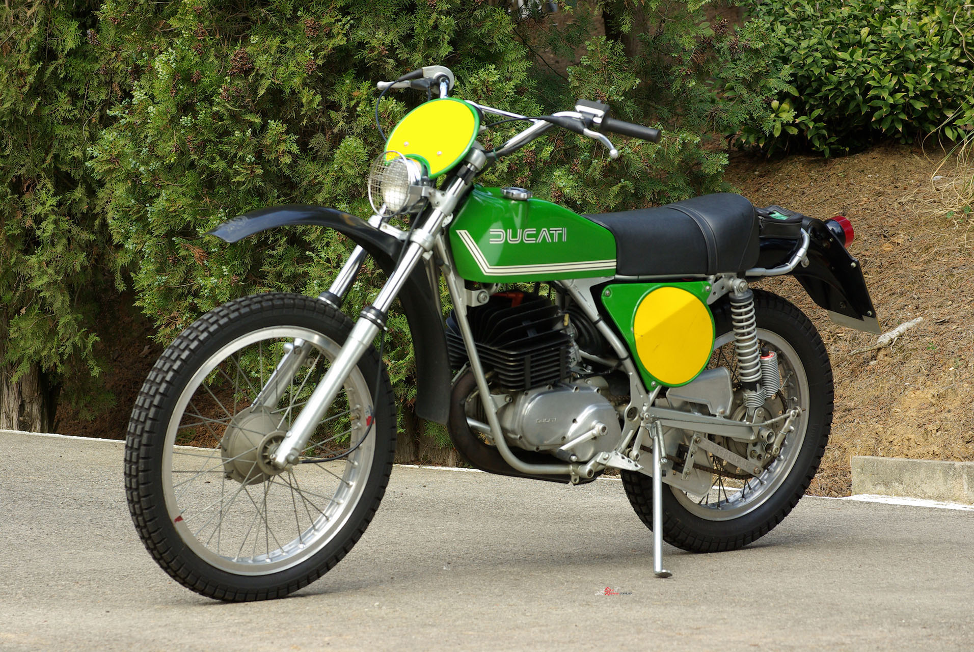 "In 2000 it joined the magnificent collection of more than a dozen factory Ducati racers of all types housed in the Colección Can Costa in Barcelona"...