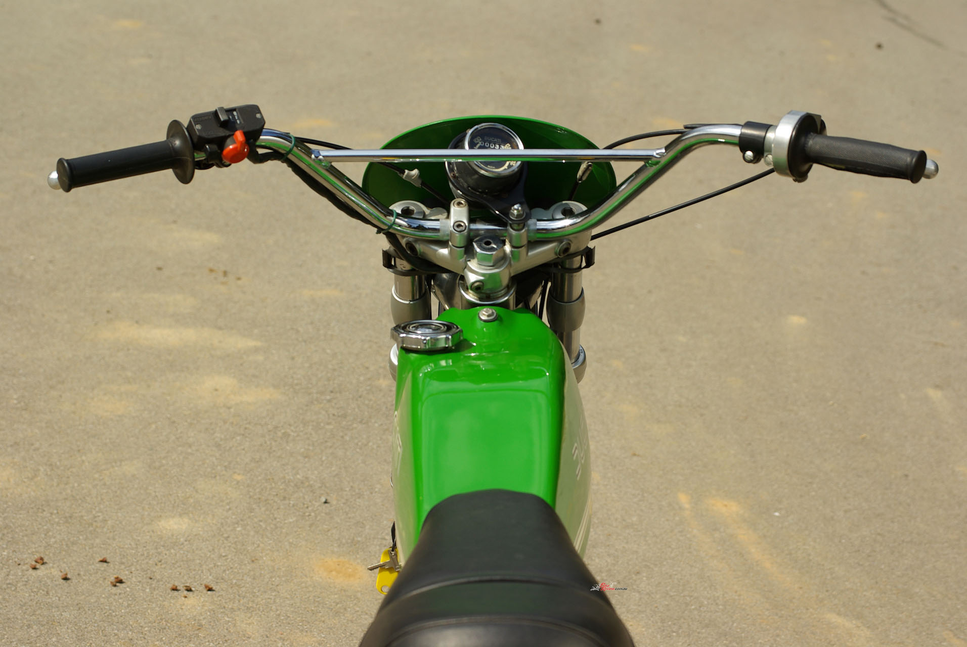 the wide Magura handlebar delivers lots of leverage, so last-minute avoidances are still possible, and with the narrow 21-inch front wheel the steering is pretty light.