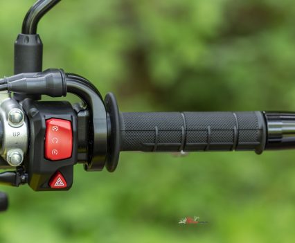 Cable throttle, right side handlebar switches.