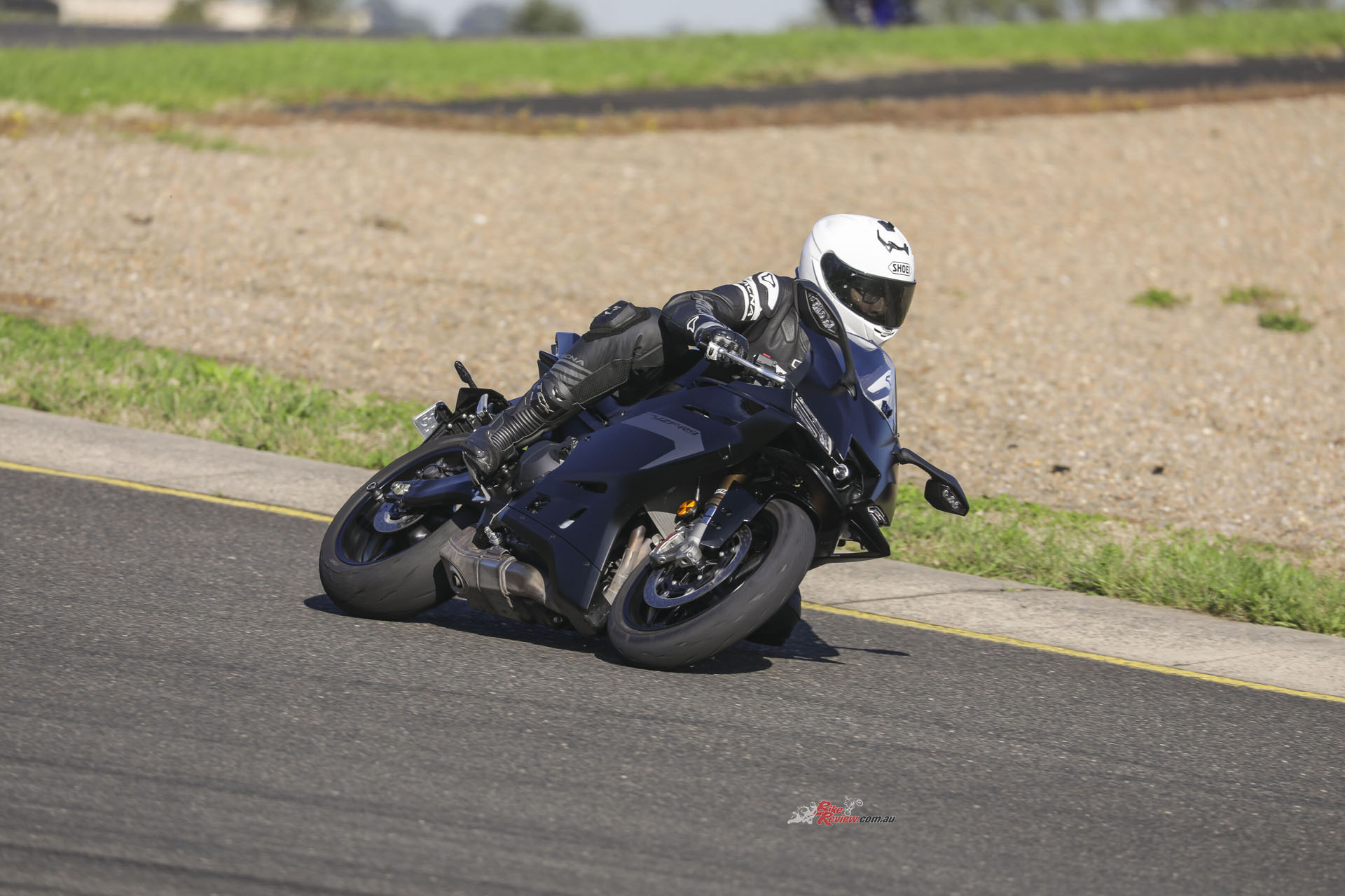 This isn’t just an MT-09 with fairings bolted on. The R9 feels like its own model entirely, with a purpose and attitude far removed from its naked sibling.