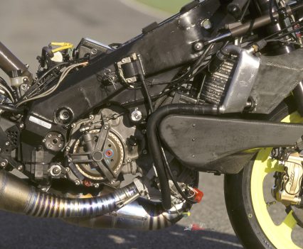 BikeReview-TBT-Cathcart-Yamaha YZR250 2000 (13)