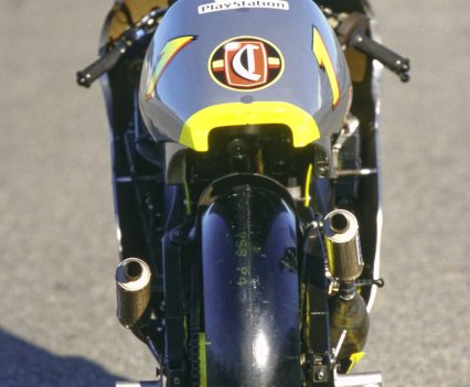 BikeReview-TBT-Cathcart-Yamaha YZR250 2000 (7)