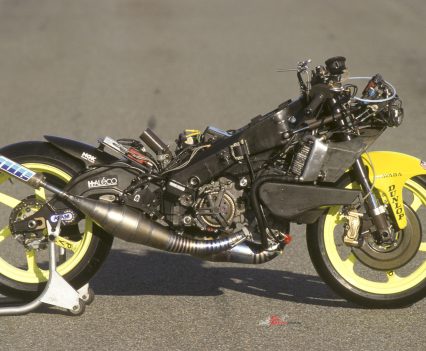 BikeReview-TBT-Cathcart-Yamaha YZR250 2000 (9)