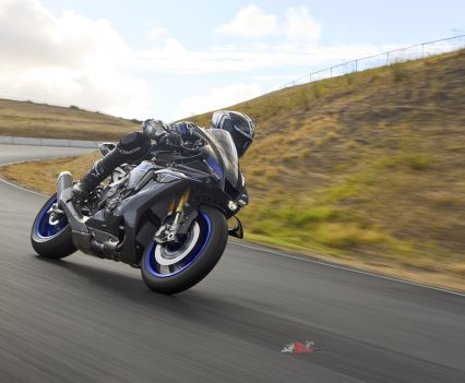 BikeReview-Yamaha-2026_YZF-R1M_SMX_AUS_ACT_004