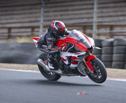 BikeReview-Yamaha-2026_YZF-R1SP_BWP1_AUS_ACT_012