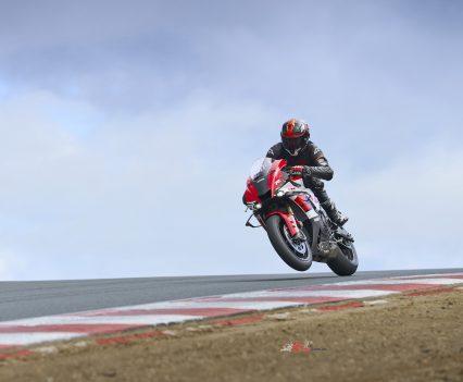 BikeReview-Yamaha-2026_YZF-R1SP_BWP1_AUS_ACT_016