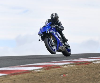 BikeReview-Yamaha-2026_YZF-R1_DPBMC_AUS_ACT_004