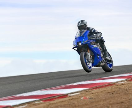 BikeReview-Yamaha-2026_YZF-R9_DPBMC_AUS_ACT_004