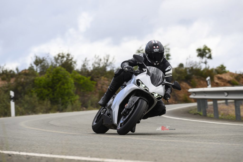 Road-focused ergonomics complement the Manx R Signature’s sporting intent.