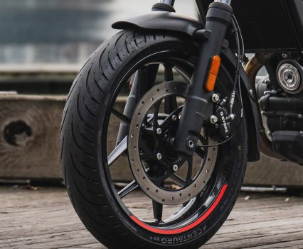 The Apex runs a 320mm front disc and road-focused Vredestein tyres