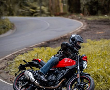 Sport mode gives the Sherpa single a sharper response, which suits the Apex’s more aggressive attitude through the hills.