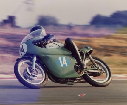 Cathcart on Beart 350 Manx during practice in 1984 at Snetterton.