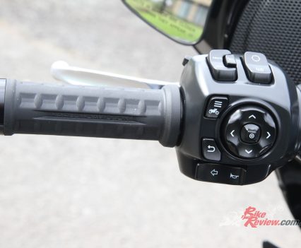 The left switchblock handles TFT navigation, cruise control and the usual indicators and horn.