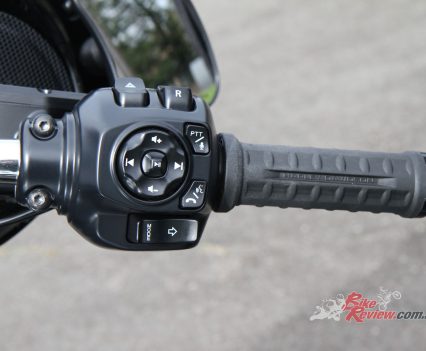 Audio, ride modes, reverse and push-to-talk functions are grouped on the right switchblock.