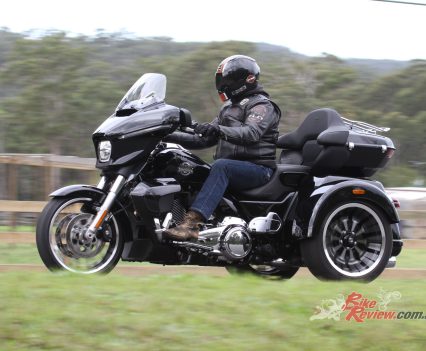 A 22.7L fuel tank and claimed 7.2L/100km consumption give a theoretical 315km range.