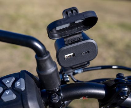 A handlebar-mounted USB port adds a useful modern touch for everyday riding.