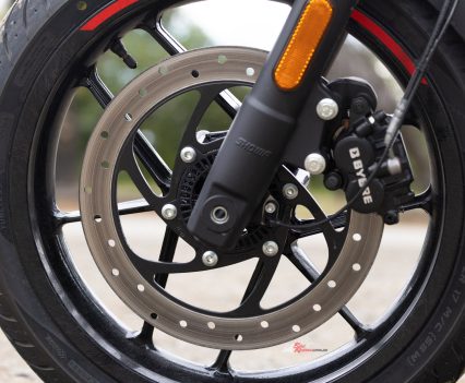 The 43mm Showa fork offers a generous 140mm of front-wheel travel.