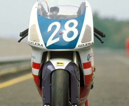 The narrow frontal profile reflects Martini’s aim to make the Gilera as compact and low as possible.