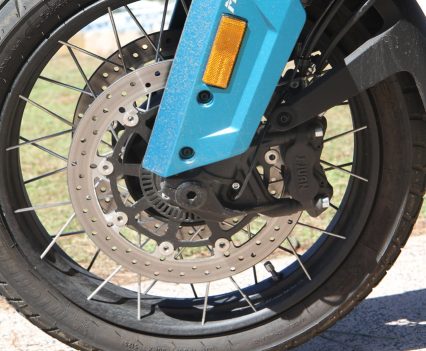 Side-laced spokes allow the wheels to run tubeless tyres.