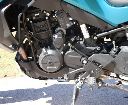 A bi-directional quick-shifter allows clutchless gear changes in both directions.