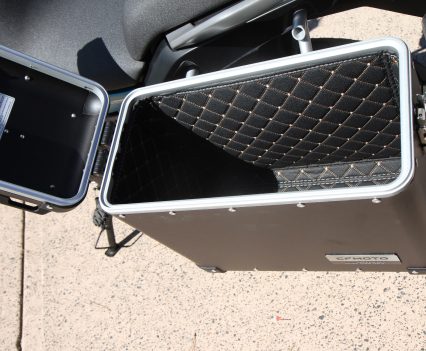 The aluminium panniers feature protective lining to help prevent damage to your belongings.