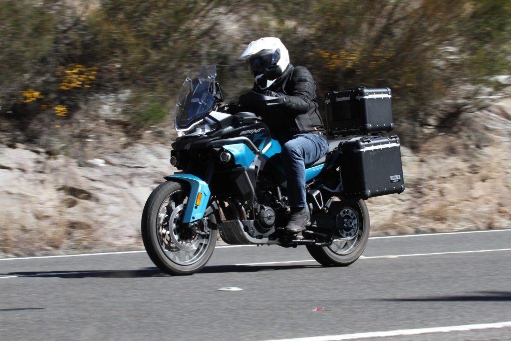 The factory-fitted three-piece aluminium luggage makes the 800MT-ES ready for serious touring.
