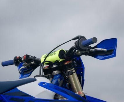 The 250SE’s wide handlebars provide plenty of leverage through technical sections.